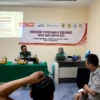 MATERI: Ketua Bank Sampah Induk Sumedang, Ahmad Tajudin saat menyampaikan materi Workshop Penyusunan dan Diseminasi Modul Bank Sampah 2023 di Universitas Sebelas April Sumedangm kemarin.