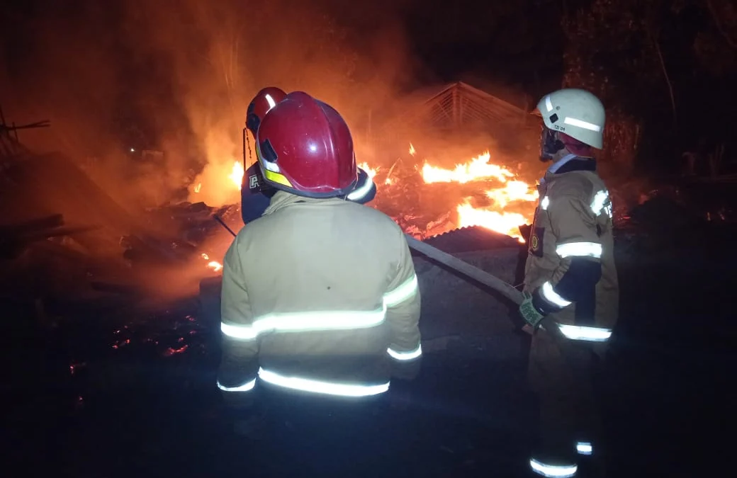 BEJIBAKU: Petugas tengah memadamkan kebakaran yang melanda rumah di Dusun Cileutik RT 01 RW13 Desa Gunungmanik, Kecamatan Tanjungsari, dini hari, kemarin.