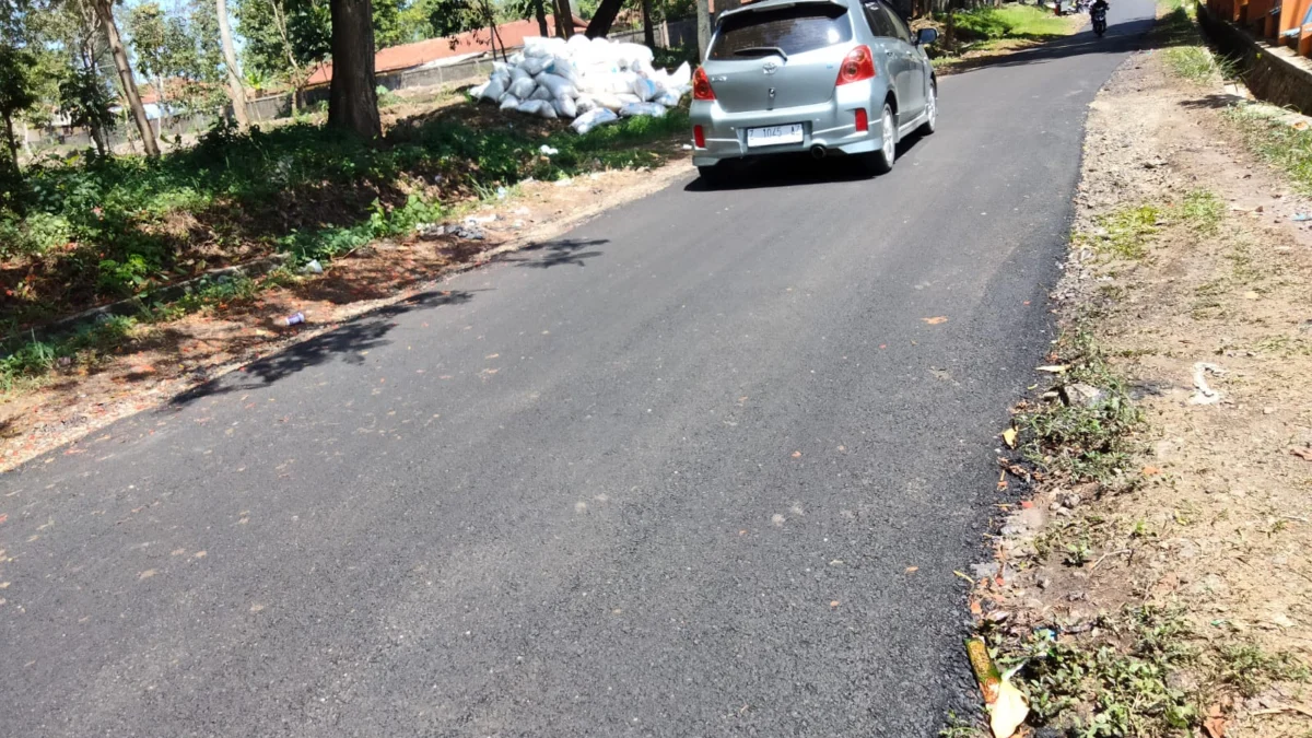 LANCAR: Mengendara tengah melintas di ruas jalan sudah diperbaiki. Kini jalan sidah mulus hingga memperlancar mobilitas ke kawasan pendidikan di Dusun Margamukti Desa Licin Kecamatan Cimalaka, baru-baru ini.