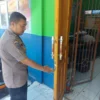TKP: Polisi dan pihak sekolah menunjukan pintu masuk yang dirusak oleh pencuri di SD Negeri Cipareag, Desa Sukadana, Kecamatan Cimanggung, Sumedang, kemarin.