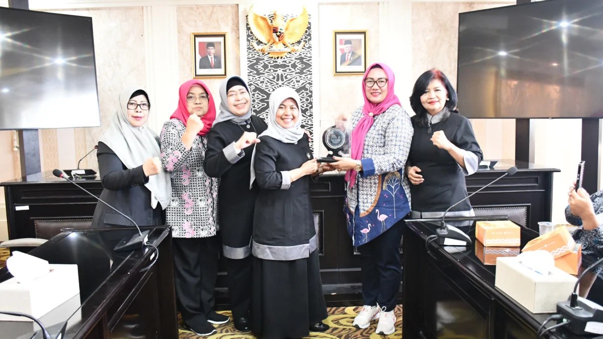 SIMBOLIS: Anggota KPPI Jawa Barat Yuningsih saat menerima cendera mata dalam Studi banding KPPI Provinsi Riau, di ruang Badan Musyawarah (Banmus) DPRD Jawa Barat, Kamis (7/12/2023).