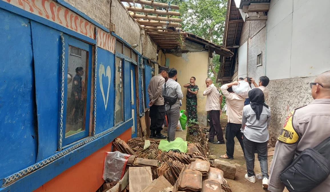 PEDULI: Pemerintah Kecamatan Cimanggung dan Desa Cihanjuang serahkan bantuan kepada warga yang rumahnya roboh di Desa Cihanjuang, Kecamatan Cimanggung, baru-baru ini.