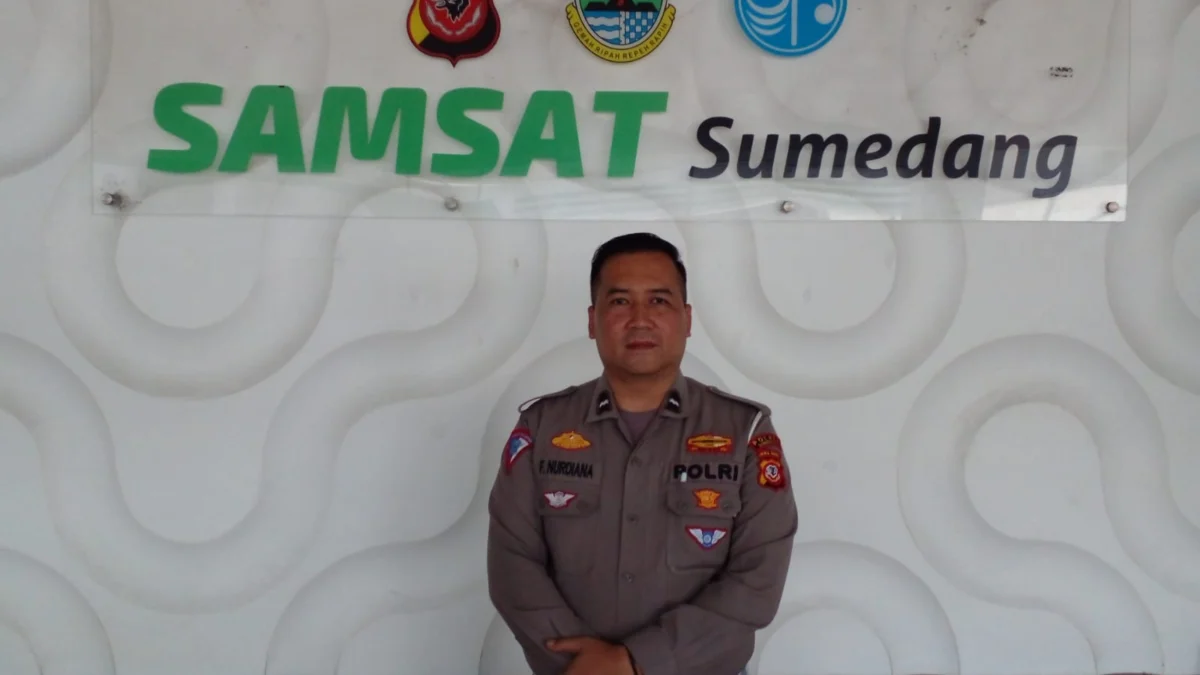 IMBAU: Baur STNK Samsat Sumedang Aipda Feri Nurdiana SH, saat ditemui Sumeks di kantornya memaparkan terkait program pemutihan yang akan segera berakhir, baru - baru ini.
