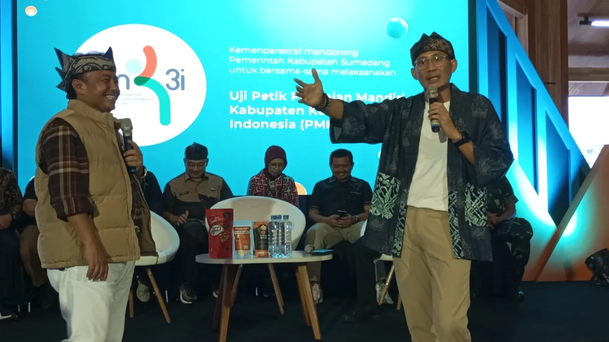 IMBAU: Menteri Pariwisata dan Ekonomi Kreatif, Sandiaga Salahuddin Uno dalam kegiatan Workshop Peningkatan Inovasi dan Kewirausahaan Kabupaten/Kota Kreatif (KaTa Kreatif) Indonesia di Pendopo Pusat Pemerintahan Sumedang, kemarin.