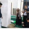 Seorang bayi laki-laki tanpa identitas ditemukan di masjid Kahatex oleh Sahroni, seorang marbot mesjid dan warga setempat.