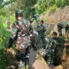 SEMANGAT: Personil TNI 30 Orang, Kades Sukaluyu beserta perangkat desa, karangtaruna sembilan orang, masyarakat Desa Sukaluyu sebanyak 30 orang membersihkan selokan.