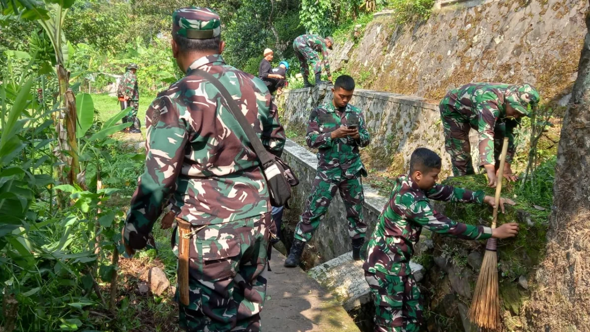 SEMANGAT: Personil TNI 30 Orang, Kades Sukaluyu beserta perangkat desa, karangtaruna sembilan orang, masyarakat Desa Sukaluyu sebanyak 30 orang membersihkan selokan.