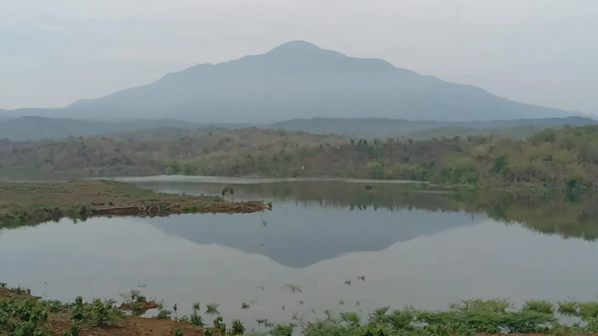 PEMBANGUANAN: Masyarakat Desa Cibuluh Kecamatan Ujungjaya membentuk Komunitas Peduli Sungai dan Bendungan (KPSB) di Bendungan Cipanas,baru-baru ini.