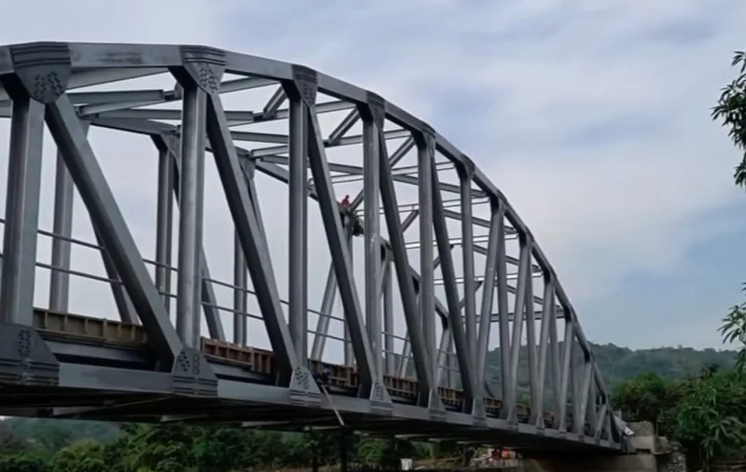 INFRASTRUKTUR: Jembatan Cilutung di Desa Kadu, Kecamatan Jatigede yang merupakan perbukitan dinilai sangat cocok menjadi destinasi wisata baru di Kabupaten Sumedang.
