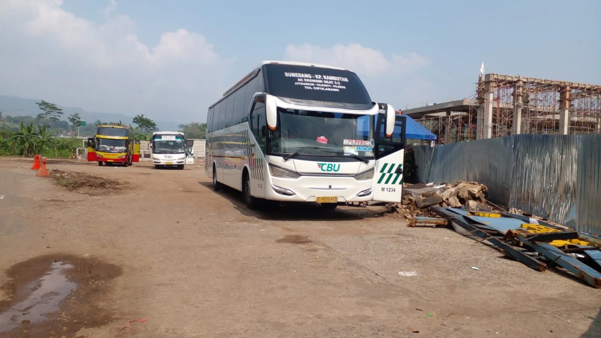 TRANSPORTASI: Beberapa bus antarprovinsi terparkir untuk menunggu penumpang, di depan Terminal Ciakar, Sumedang, kemarin.