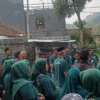 PEROTES: Warga Desa Cimarias mendatangi kantor desa untuk menyampaikan protes soal PT Subur Setiadi, baru-baru ini