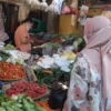 AMAN: Para pembeli saat membeli sayuran di Pasar Inpres Sumedang.