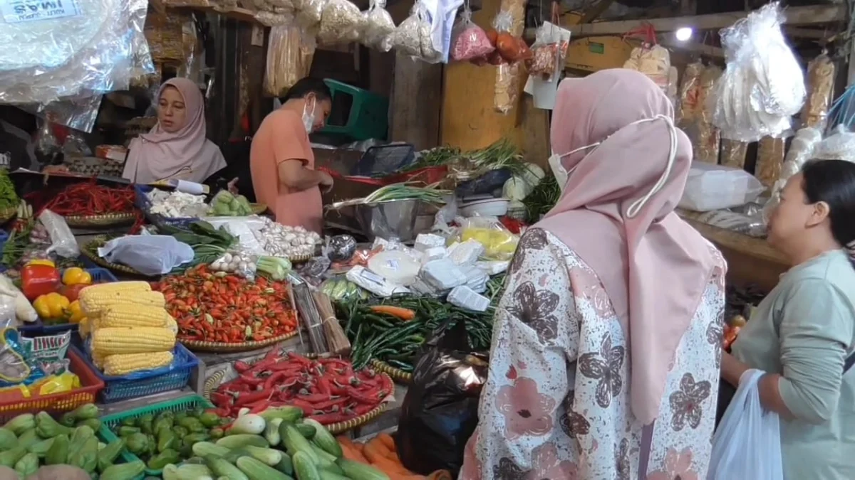 AMAN: Para pembeli saat membeli sayuran di Pasar Inpres Sumedang.