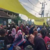 ORASI: Asep Kurnia saat berkampanye di Desa Pasirnanjung Kecamatan Cimanggung, baru-baru ini.