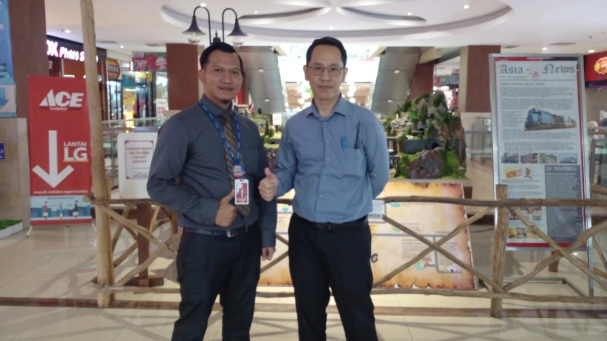 Supervisor Hotel Asri Sumedang, Adang H (kanan) bersama Supervisor Fashion Plaza Asia Aep Rohman seusai diwawancara Sumeks baru-baru ini.