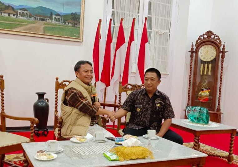 OPTIMIS: Ketua Apdesi Kabupaten Sumedang, Welly Sanjaya SP (kanan) bersama Pj Bupati Sumedang, Herman Suryatman seusai melaksanakan pertemuan di Gedung Negara, baru-baru ini.