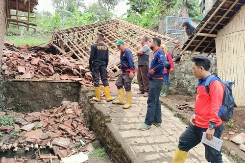 BPBD Berikan Bantuan Kepada Korban Longsor di Desa Sukasirnarasa Rancakalong Sumedang