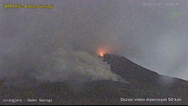 Gunung Merapi Memuntahkan Awan Panas dan Hujan Abu Vulkanik