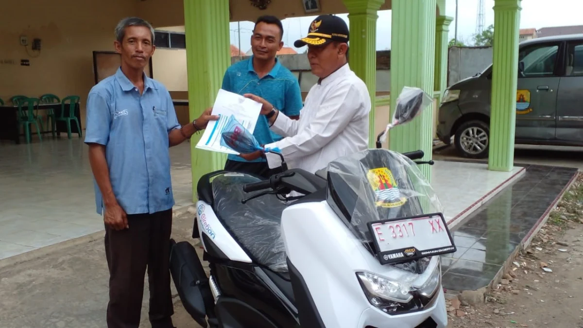 Kepala Desa Di Cirebon Diberikan Motor Dinas Oleh Bupati