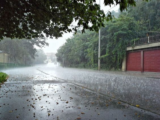 Menyambut Musim Hujan: Hindari 4 Tempat Ini untuk Berteduh