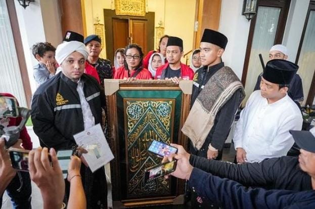 Ketua Umum PSI Kaesang Pangarep Dapat Titipan Kain Penutup Makam Rasul dari Habib Hussein Bentuk Penghormatan untuk Presiden Jokowi