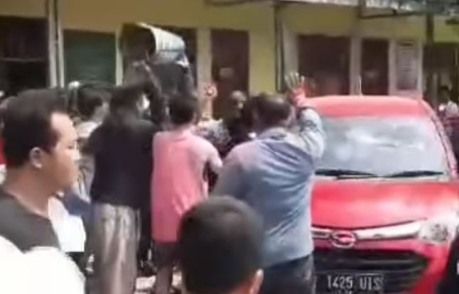 Kebakaran Gudang Limbah Plastik di Bekasi: Mobil Berani Halangi Truk Damkar, Amuk Massa hingga Hancur!