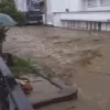 Banjir di Jalan Braga: Tanggul Jebol Picu Evakuasi Massal