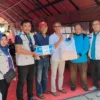 Ketua YBM PLN UID JABAR Dede Komara beserta TIM, saat memberikan bantuan di Babakanhurip Kelurahan Kotakaler Kecamatan Sumedang Utara baru-baru ini