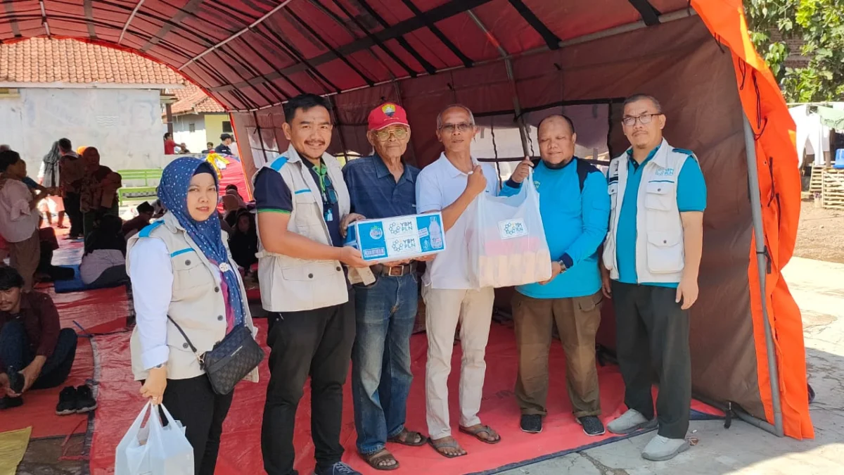 Ketua YBM PLN UID JABAR Dede Komara beserta TIM, saat memberikan bantuan di Babakanhurip Kelurahan Kotakaler Kecamatan Sumedang Utara baru-baru ini