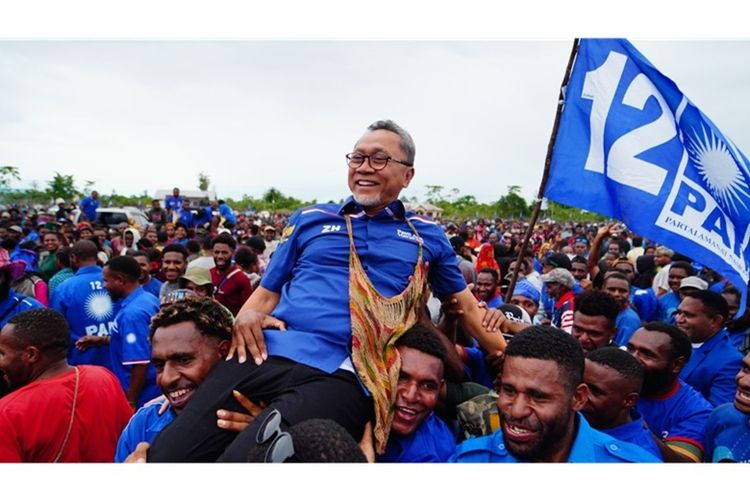Zulkifli Hasan 'Diarak' Warga Papua