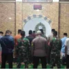 Anggota Polsek dan Koramil Sumedang Utara Melaksanakan Solat Shubuh Berjamaah Untuk Jalin Silaturahmi Dengan Masyarakat