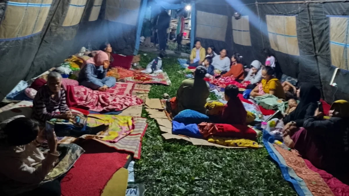 Masyarakat Dano Sumedang Mendirikan Tenda
