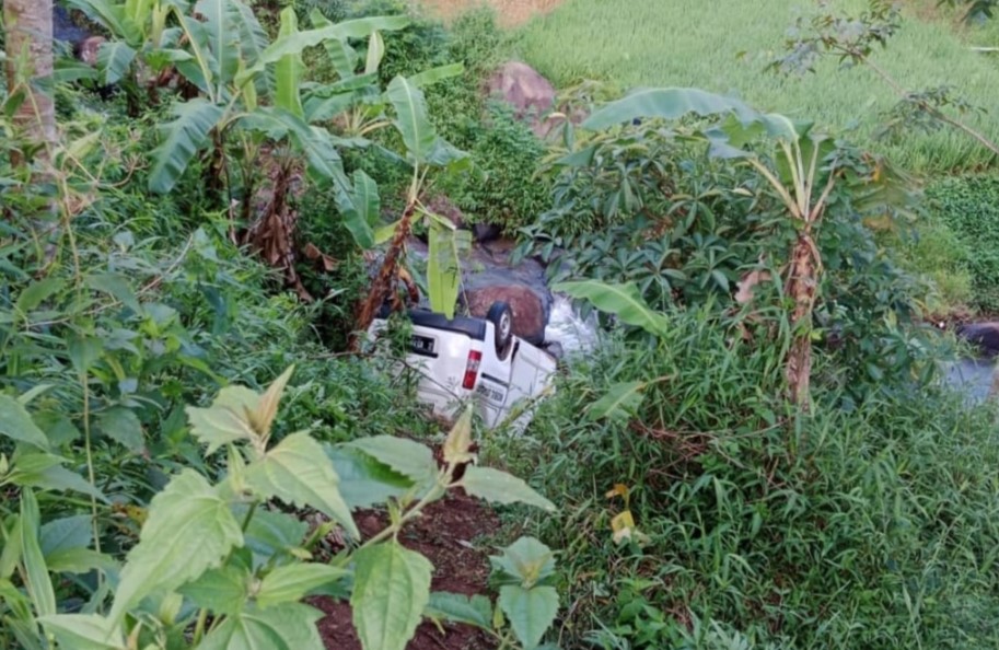 Sopir Mengantuk, Mobil Siaga Desa Sukajadi Sumedang Terjatuhnya ke Jurang