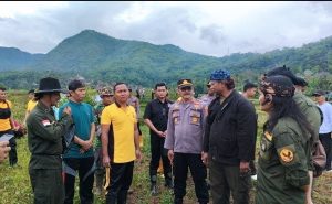 Hijaukan Sumedang, Polres Sumedang Bersama GNN Melakukan Penanaman Pohon di Desa Cikondang