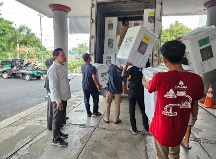 KPU Sumedang Mulai Salurkan Logistik Pemilu, Ogi : Hari Pertama Baru Dua Kecamatan