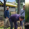 KPU Sumedang Lantik Anggota KPPS dan Beraksi Menanam Pohon Serentak