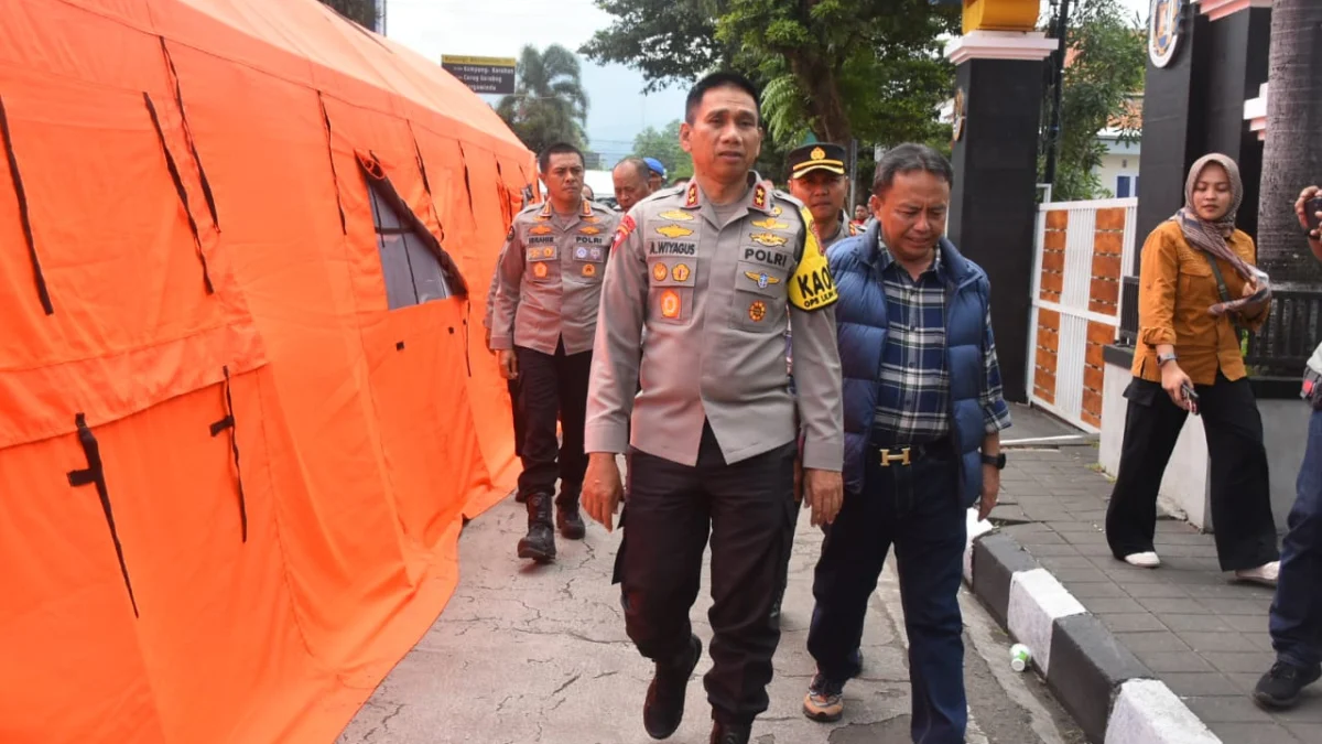 MENINJAU: Kapolda Jawa Barat Irjen Pol. Akhmad Wiyagus saat berkunjung ke RSUD Sumedang, kemarin.