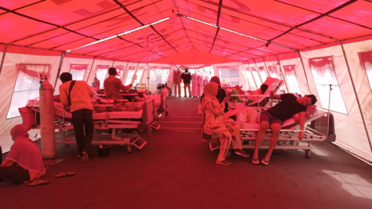 EVAKUASI: Puluhan pasien kembali menempati tenda di depan rumah sakit, pasca terjadi gempa bumi susulan bermagnitudo 4,5 skala richter, baru-baru ini.