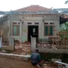 MENATA: Beberapa pekerja saat melakukan renovasi Polindes di Dusun Sindang, belum lama ini.