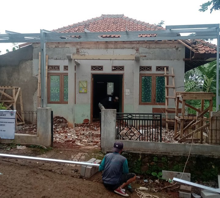 MENATA: Beberapa pekerja saat melakukan renovasi Polindes di Dusun Sindang, belum lama ini.