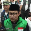 DIWAWANCARA: Calon Wakil Presiden nomor urut satu, Muhaimin Iskandar atau Cak Imin didampingi Eka Anugerah, saat diwawancara awak media di Gedung Islamic Centre Sumedang, kemarin.