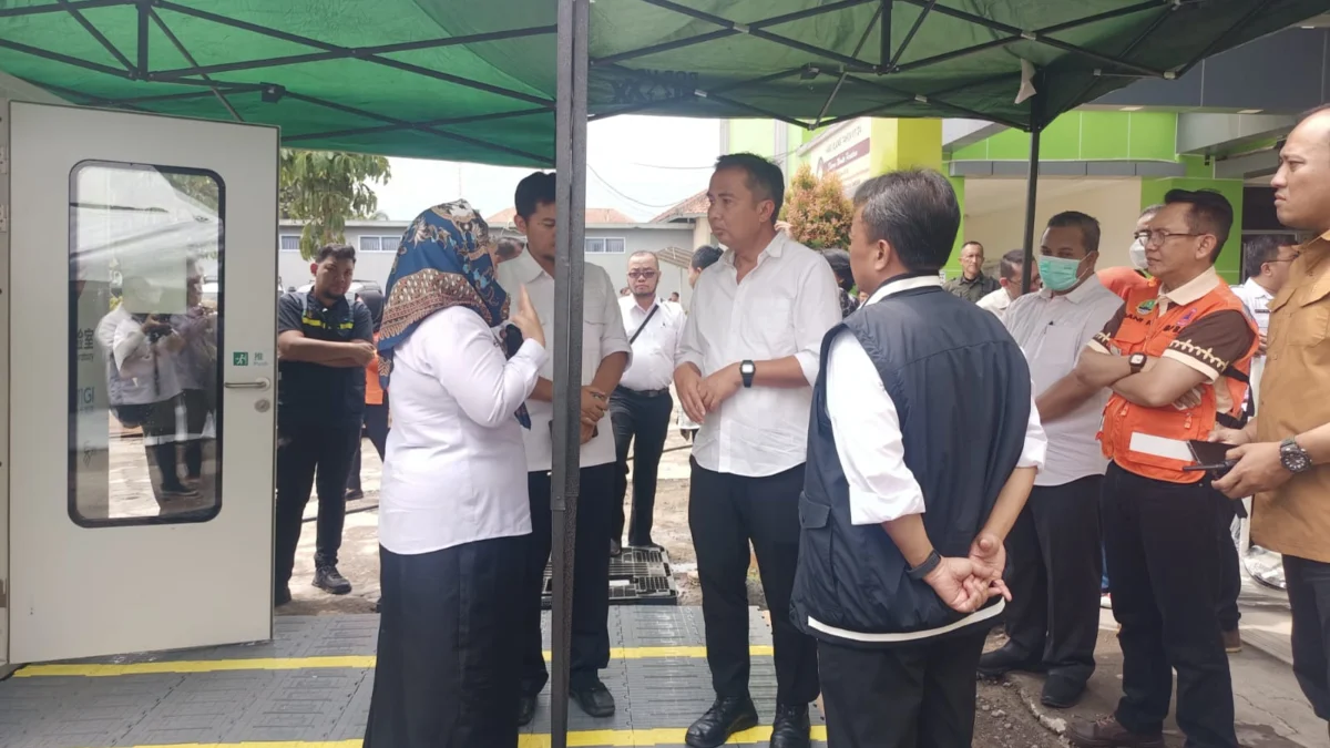 PANTAU: Pj Gubernur Jawa Barat, Bey Machmudin didampingi Pj Bupati Sumedang Herman Suryatman, saat memantau tenda rumah sakit di halaman RSUD Sumedang, kemarin.