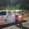 Ketua DPD Partai Keadilan Sejahtera (PKS) Sumedang Yana Flandriana membagian bantuan beras pada korban bencana