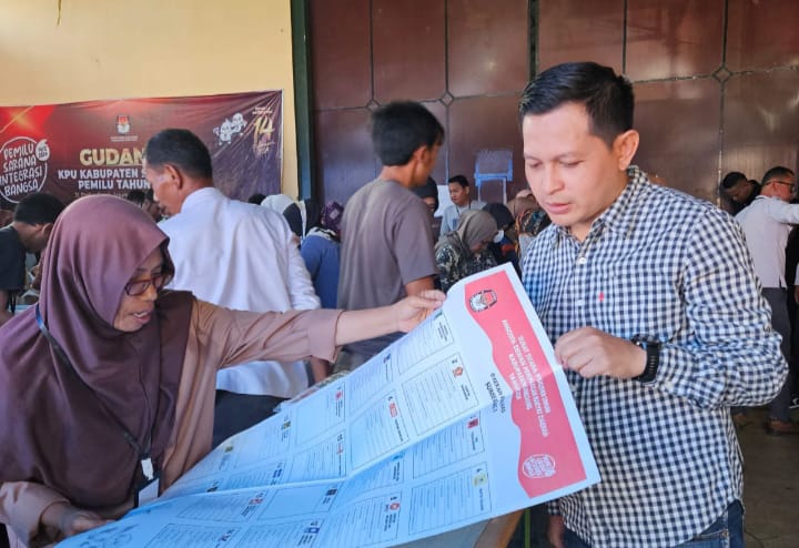 Ketua Komisi Pemilihan Umum (KPU) Kabupaten Sumedang Ogi Ahmad Fauzi memastikan proses penyortiran dan pelipatan surat suara berjalan dengan baik sebelum proses pendistribusian.