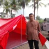 PANTAU: Kepala Desa Padasuka, Gamis saat menunjukan tenda darurat di depan kantor desa pada pemberlakuan siaga tanggap bencana, kemarin.