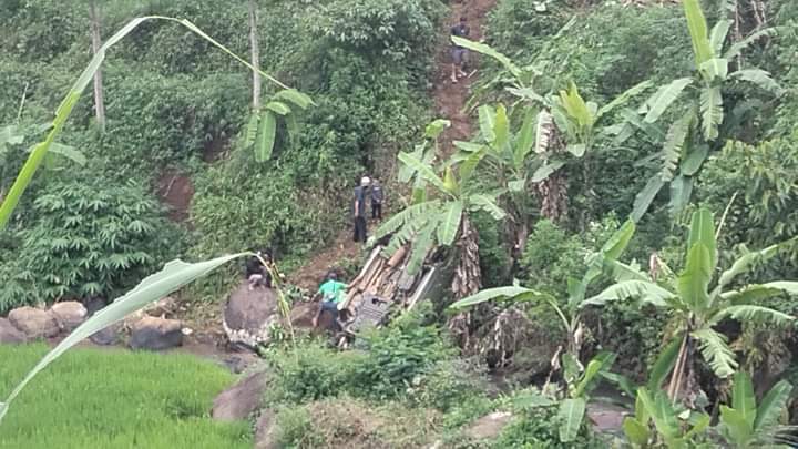 CURAM: Bangkai mobil siaga Desa Sukajadi masih berada di jurang sedalam 15 meter, setelah kejadian kecelakaan di Kecamatan Wado, kemarin.