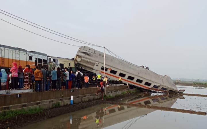 Kecelakaan Mengerikan antara KRD Cicalengka-Padalarang dan Kereta Turangga Surabaya-Bandung