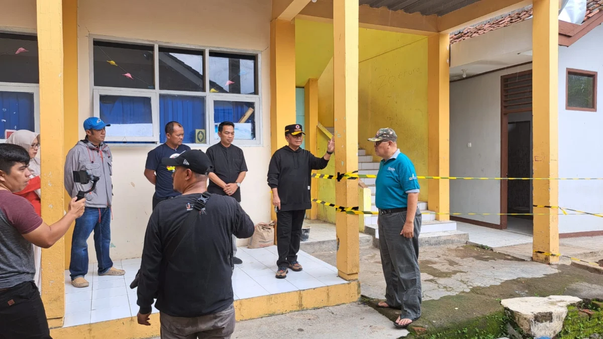 TINJAU: Pj Bupati Sumedang Herman Suryatman meninjau beberapa sekolah yang terdampak gempa Sumedang, baru-baru ini.