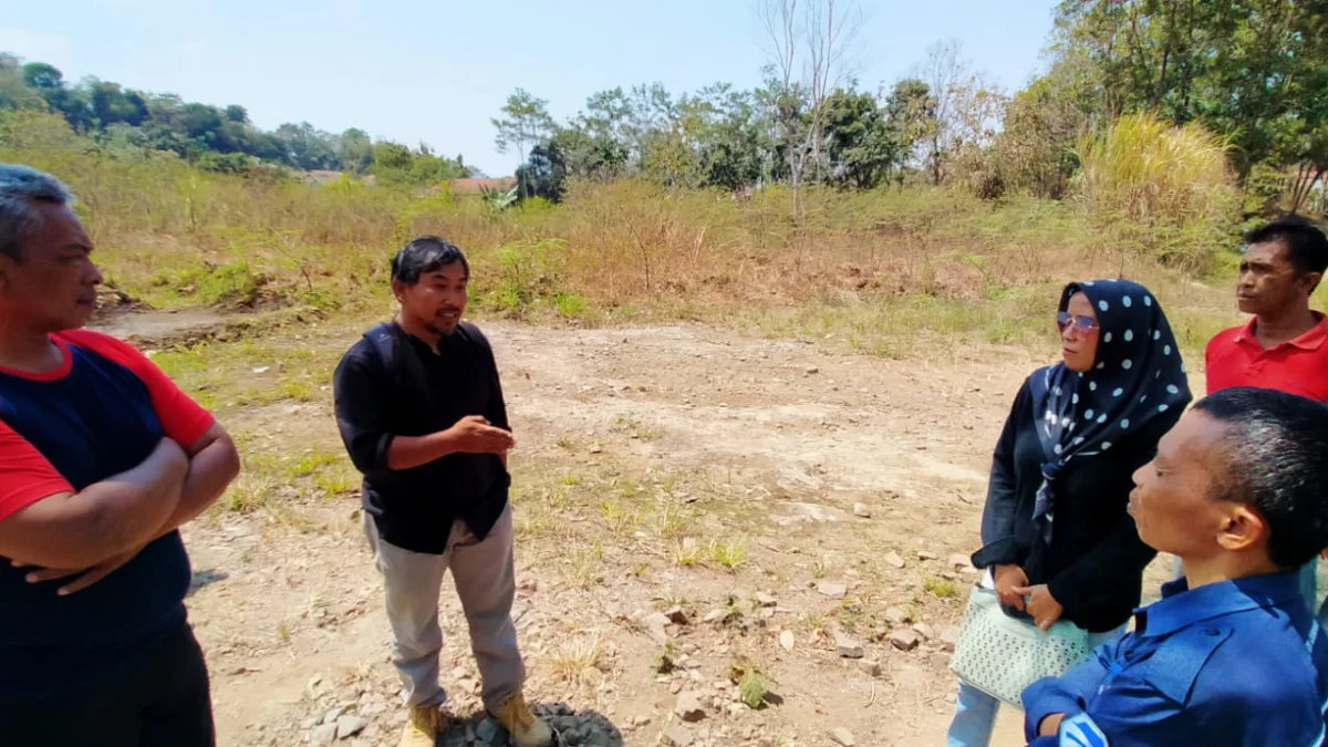 MEMANTAU: Petugas CKJT dan intansi terkait melakukan pengecekan ke lokasi lahan terdampak tol di RW 04, Dusun Margamukti Desa Licin, beberapa bulan lalu yang sampai saat ini belum ada penanganan.