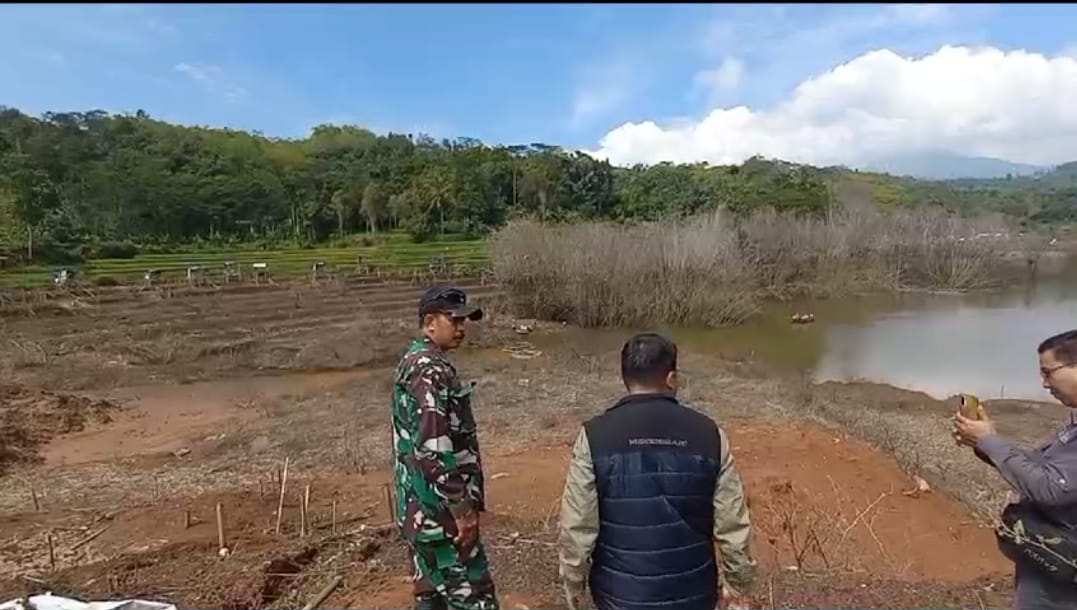 PANTAU: Beberapa petugas dari berbagai unsur saat memantau jebolnya Bendungan Disposal Cihamerang di Dusun Ciledug, RT 06 RW 04, Desa Sukasirnarasa, Kecamatan Rancakalong, kemarin.